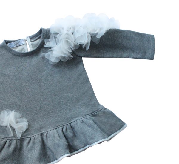 dettaglio manica maglia in felpa grigia da bambina